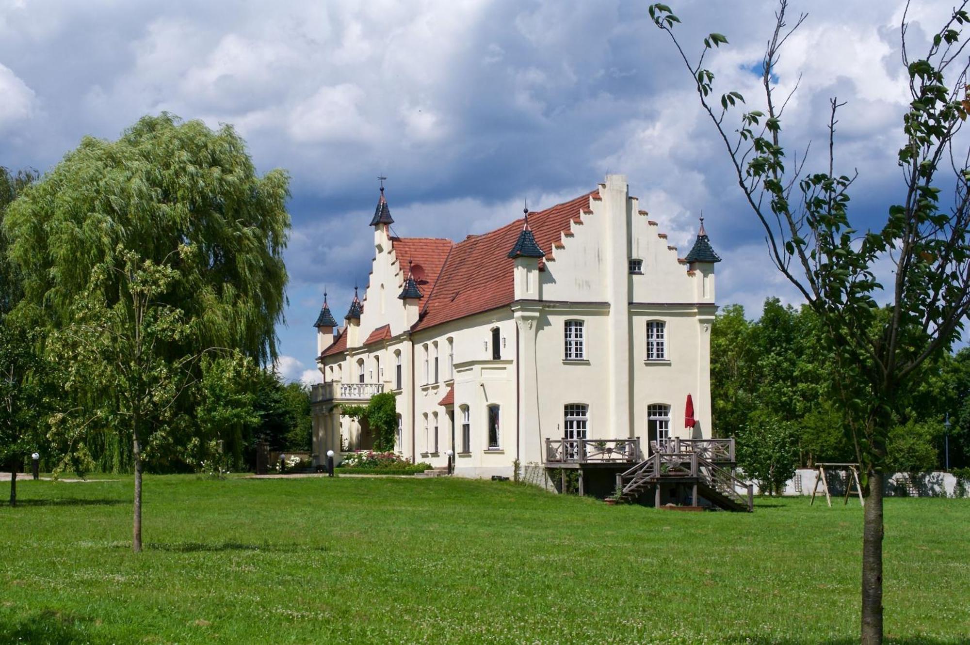 Gutshaus Penzlin Villa Meyenburg  Exterior photo
